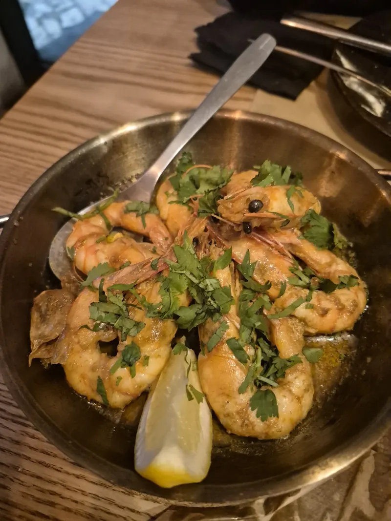 Camarão com coentros e limão